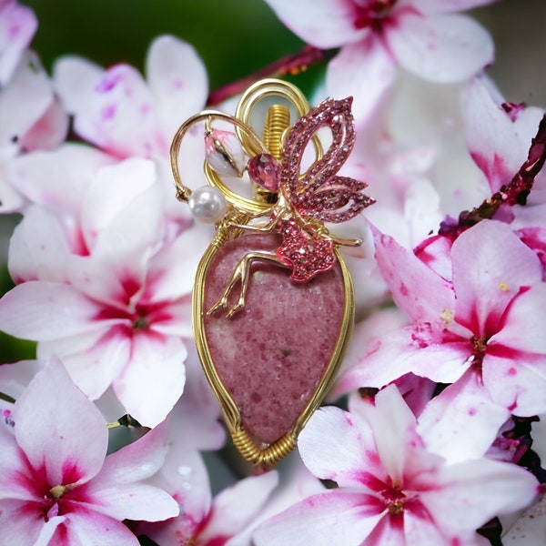 Le collier pendentif Elowen réalisé avec une superbe rhodonite .