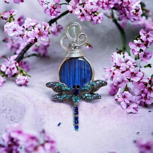 Le collier Déotille pendentif réalisé avec une belle labradorite bleu