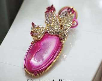 Élora Harmony and Light aus einem rosa getönten Drusenachat.