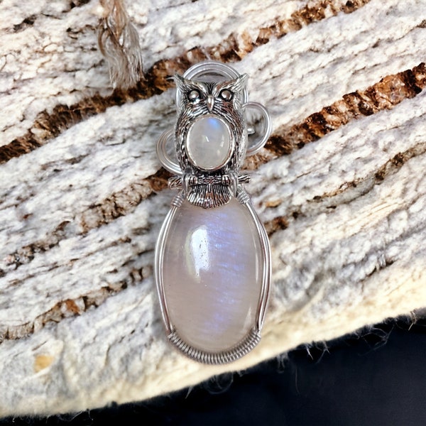 Le hibou nolan réalisé avec une péristérite, et un Cabochon de labradorite blanche.