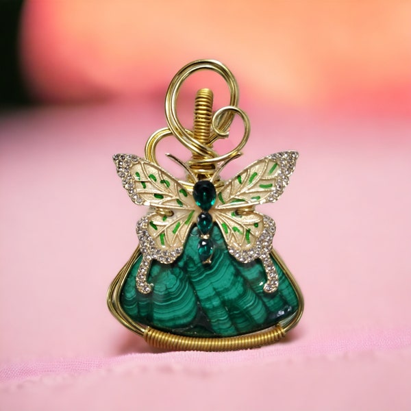 Le collier Élise pendentif réalisé avec une malachite thème papillon
