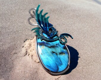 Le dragon Zephyrion réalisé avec une labradorite bleu