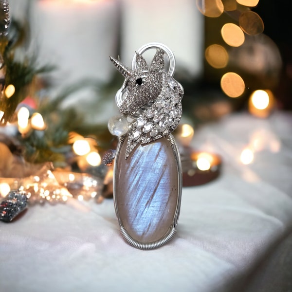 Le collier pendentif Maëlys réalisé avec une péristérite africaine thème licorne enchantée.