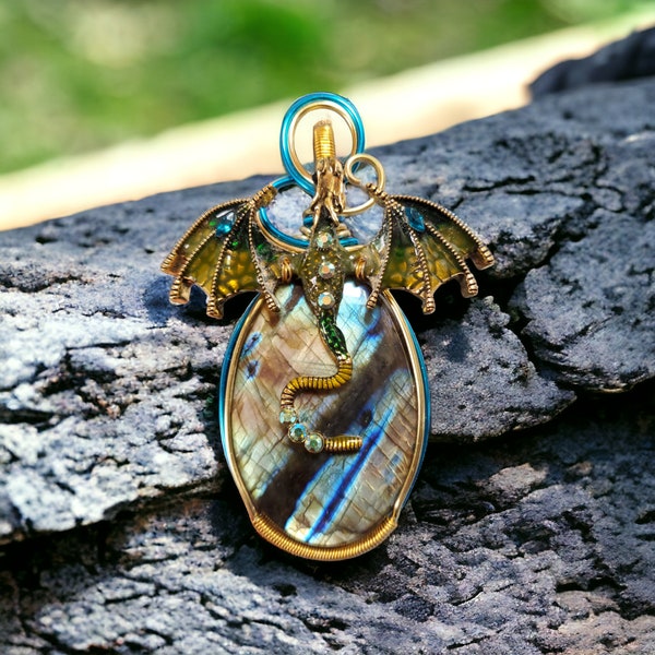 Le dragon Droséra réalisé avec une labradorite