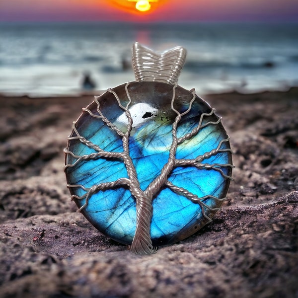 collier arbre de vie réalisé avec une jolie Labradorite magique aux reflets Bleu.