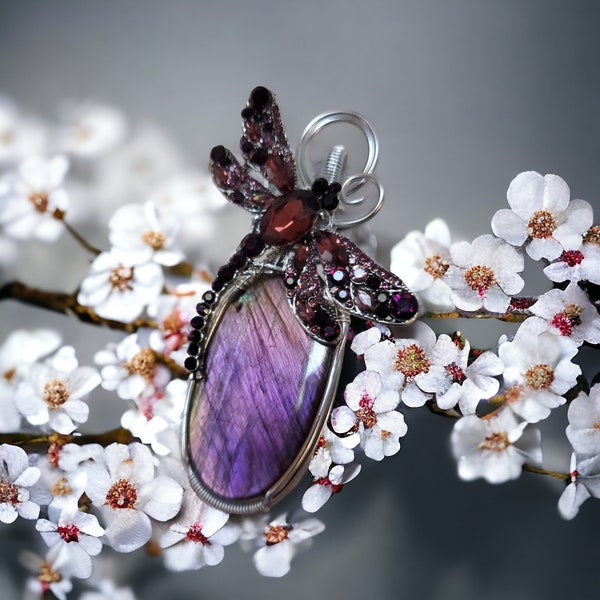 The Lénaïc pendant necklace made with a beautiful pinkish purple labradorite