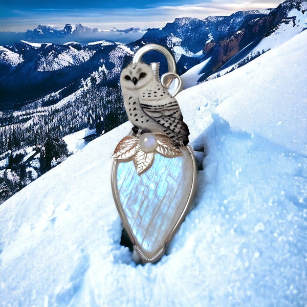 Le Harfang des neiges réalisé avec une péristérite, et un Cabochon de labradorite blanche aux pattes. chouette en d’argile polymère.