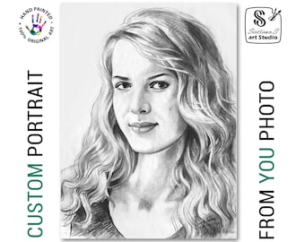 Op de afbeelding: Potloodportret van een vrouw met lang, golvend blond haar. Het kunstwerk is getiteld "CUSTOM PORTRAIT FROM YOU PHOTO" en bevat de tekst "HAND PAINTED 100% ORIGINAL ART". Het logo van de kunststudio is ook zichtbaar.