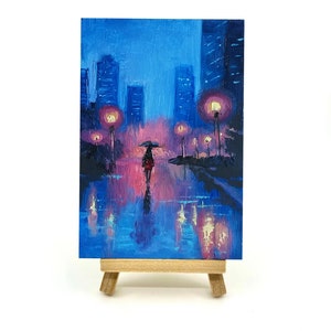 NYC Regen Stadtbild Ölgemälde auf Mini Staffelei: Cyberpunk Urban Original Art von SvetlanaSartStudio
