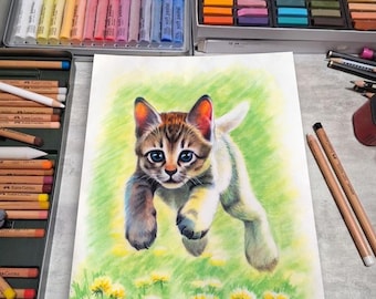 Op de afbeelding: Een kleurrijke tekening van een speels katje met blauwe ogen, tegen een groene achtergrond met gele bloemen. Kunstbenodigdheden, waaronder zachte pastels en kleurpotloden, omringen het kunstwerk, wat duidt op een creatief thema.