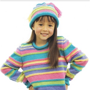 Könnte beinhalten: Ein bunter gestreifter Strickpullover mit langen Ärmeln und eine passende gestreifte Strickmütze mit einem flauschigen Bommel.