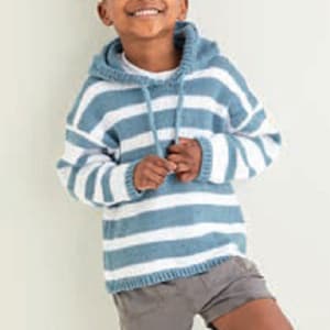 以下が含まれることがあります： 青と白のストライプのフード付きセーターとグレーのショートパンツを着た若い人