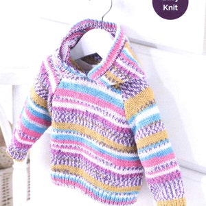 Op de afbeelding: Een gestreepte hoodie in roze, blauw, wit en geel met de woorden "Easy Knit" in een cirkel.
