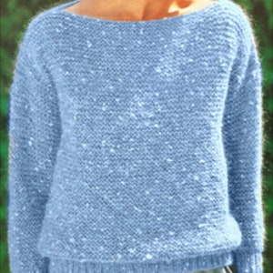 Peut inclure: Un pull en tricot bleu clair à la coupe ample et aux manches longues.