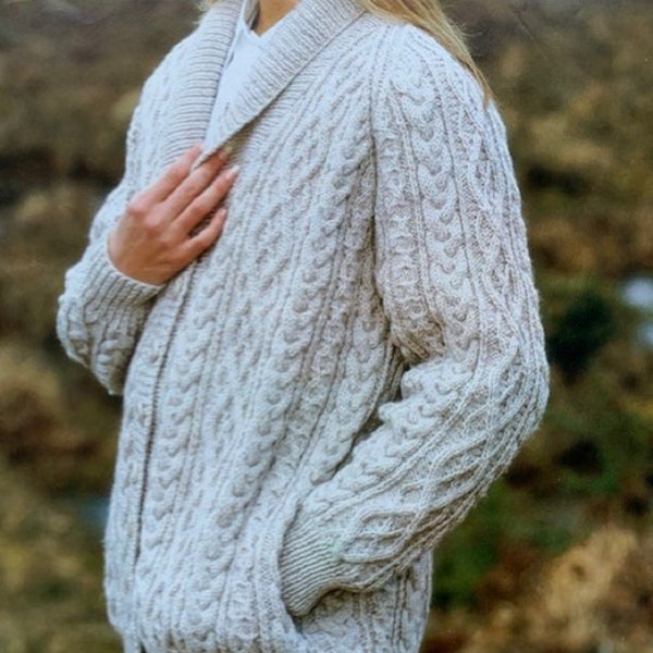 Strickmuster für Damen-Aran-Jacke mit Schalkragen und Seitentaschen, Größe 81,3–106,7 cm