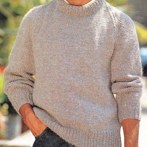 Könnte beinhalten: Ein hellbrauner Strickpullover mit Rundhalsausschnitt und langen Ärmeln.