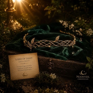 Op de afbeelding: Een goudkleurige metalen diadeem met een ingewikkeld rasterontwerp en delicate bladaccenten. Een rechthoekige kaart bevat de tekst: LORD OF LIGHT ELVEN CIRCLET. A crown of light and leaves, a symbol of strength, honor, and unwavering devotion.