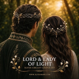 Pu&ograve; includere: Una coppia di diademi in metallo dorato con complessi lavori in filigrana, motivi a foglia e piccoli accenti floreali bianchi. Il testo recita LORD & LADY OF LIGHT ELVEN CIRCLET COUPLE SET WWW.ELVENROSE.COM. I copricapi sono indossati da due persone.