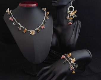 Conjunto de joyería de boda floral delicado, collar de 3 pulgadas, pulsera y aretes, conjunto de collar nupcial, flores silvestres y conjunto Sakura Boho.