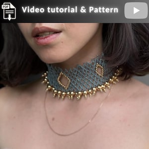 Könnte beinhalten: Ein perlenbesetztes Choker-Halsband in Teal und Gold. Die Halskette hat ein Rautenmuster mit goldenen Akzenten und eine zarte Kette. Der Text "Video tutorial & Pattern" ist ebenfalls im Bild enthalten.