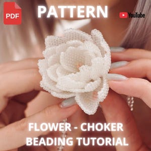 Puede incluir: Primer plano de un collar gargantilla de flores con cuentas blancas. La flor es el punto focal, con detalles intrincados. La imagen incluye el texto "PATTERN" y "FLOWER - CHOKER BEADING TUTORIAL". También se ven un icono PDF y un logotipo de YouTube.