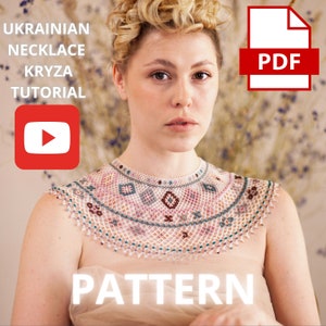 Puede incluir: Una mujer lleva un collar de cuentas blancas con un patrón geométrico. El collar es de estilo ucraniano Kryza. La imagen incluye el texto "UKRAINIAN NECKLACE KRYZA TUTORIAL PATTERN" y un icono PDF.