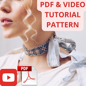 Puede incluir: Una mujer con una camisa blanca y un collar de cuentas azul y marrón. La imagen incluye el texto "PDF & VIDEO TUTORIAL PATTERN" e iconos para PDF y video de YouTube.