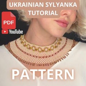 Op de afbeelding: Een patroon voor een kralen Oekraïense Sylyanka-ketting. De crèmekleurige ketting heeft een gedetailleerd openwerkontwerp met bruine, groene en gele accenten. De afbeelding bevat de tekst "UKRAINIAN SYLYANKA TUTORIAL" en "PATTERN".