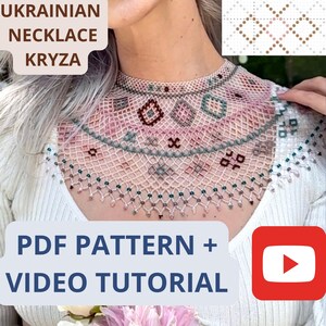 Op de afbeelding: Een close-up van een kralenketting met een geometrisch patroon in roze, wit en groene tinten. De ketting wordt gedragen door een persoon en de tekst "UKRAINIAN NECKLACE KRYZA" is zichtbaar in de linkerbovenhoek. De tekst "PDF PATTERN + VIDEO TUTORIAL" is zichtbaar in de linkerbenedenhoek. Een afspeelknop is zichtbaar in de rechterbenedenhoek.