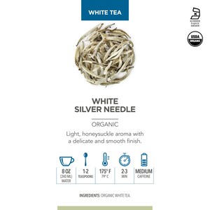 Op de afbeelding: Biologische White Silver Needle thee. De afbeelding toont gedroogde theebladeren, met bereidingsinstructies: 240 ml water, 1-2 theelepels, 79&deg;C gedurende 2-3 minuten. De thee is USDA biologisch gecertificeerd.