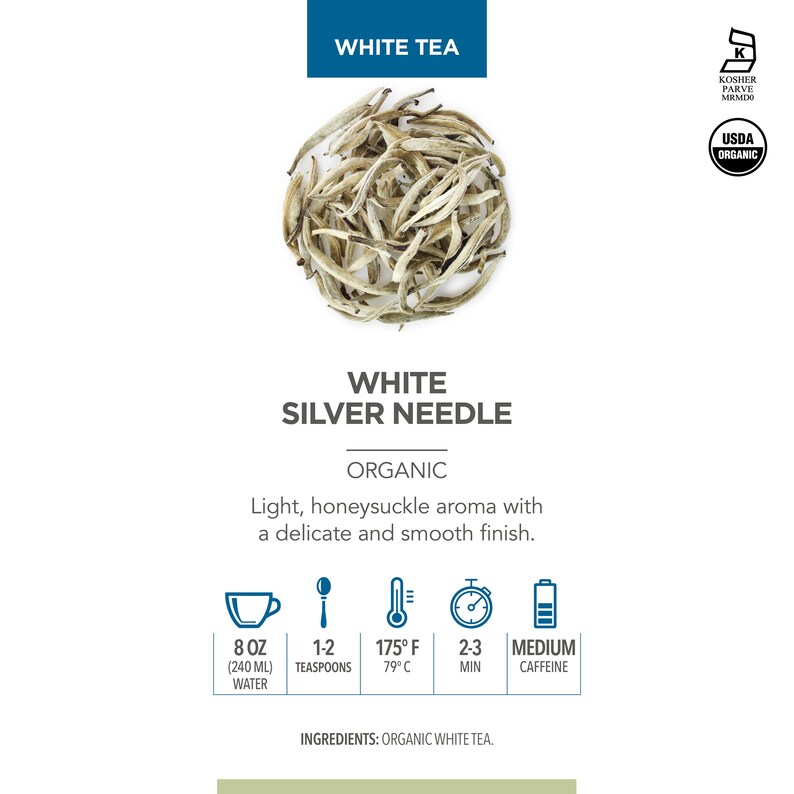 Op de afbeelding: Biologische White Silver Needle thee. De afbeelding toont gedroogde theebladeren, met bereidingsinstructies: 240 ml water, 1-2 theelepels, 79&deg;C gedurende 2-3 minuten. De thee is USDA biologisch gecertificeerd.