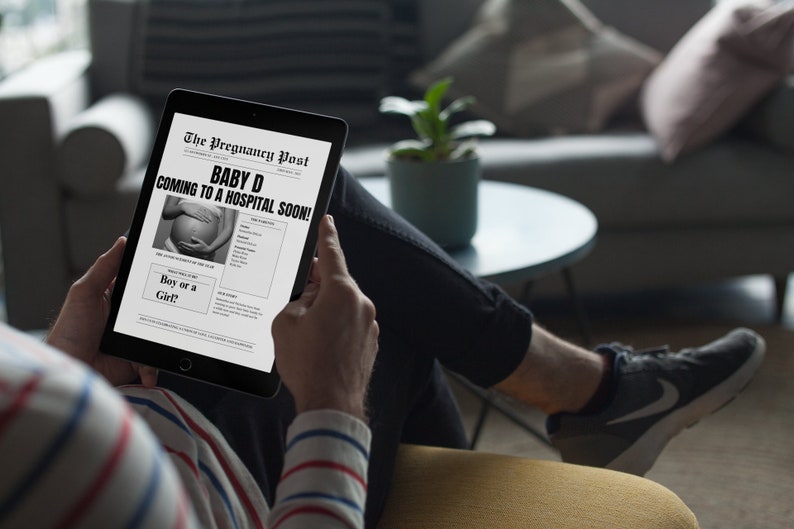 Op de afbeelding: Een persoon leest een zwart-witte krant op een tablet. De kop luidt "BABY D COMING TO A HOSPITAL SOON!" met een foto van een zwangere vrouw. De tekst onder de kop vraagt "Boy or a Girl?"