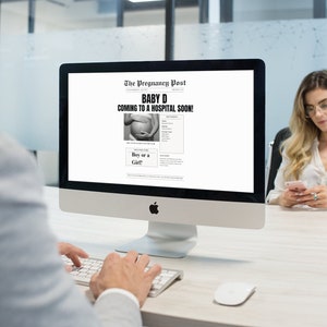 Op de afbeelding: Een computerscherm waarop een website te zien is genaamd "The Pregnancy Post" met de kop "BABY D COMING TO A HOSPITAL SOON!" en een foto van een zwangere buik. De tekst "Boy or a Girl?" is ook zichtbaar op het scherm.