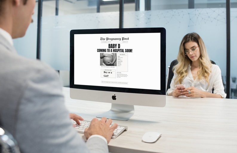 Op de afbeelding: Een computerscherm waarop een website te zien is genaamd "The Pregnancy Post" met de kop "BABY D COMING TO A HOSPITAL SOON!" en een foto van een zwangere buik. De tekst "Boy or a Girl?" is ook zichtbaar op het scherm.