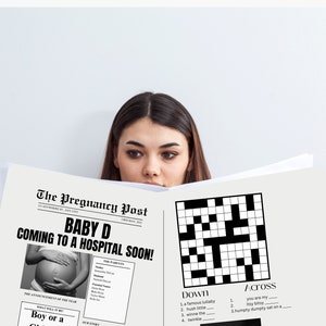 Op de afbeelding: Een zwart-witte krantenadvertentie met de kop "Baby D komt binnenkort naar het ziekenhuis!" De advertentie bevat een foto van een zwangere vrouw, een kruiswoordpuzzel en de tekst "De aankondiging van het jaar: Jongen of meisje?"