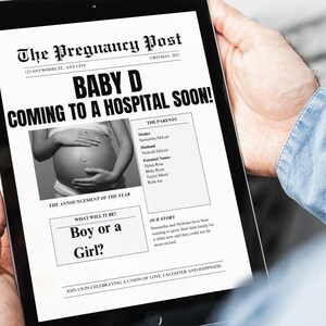 Op de afbeelding: Een zwart-witte krantenadvertentie met de kop "Baby D Coming to a Hospital Soon!" De advertentie bevat een foto van een zwangere vrouw, de namen van de ouders en mogelijke babynamen.