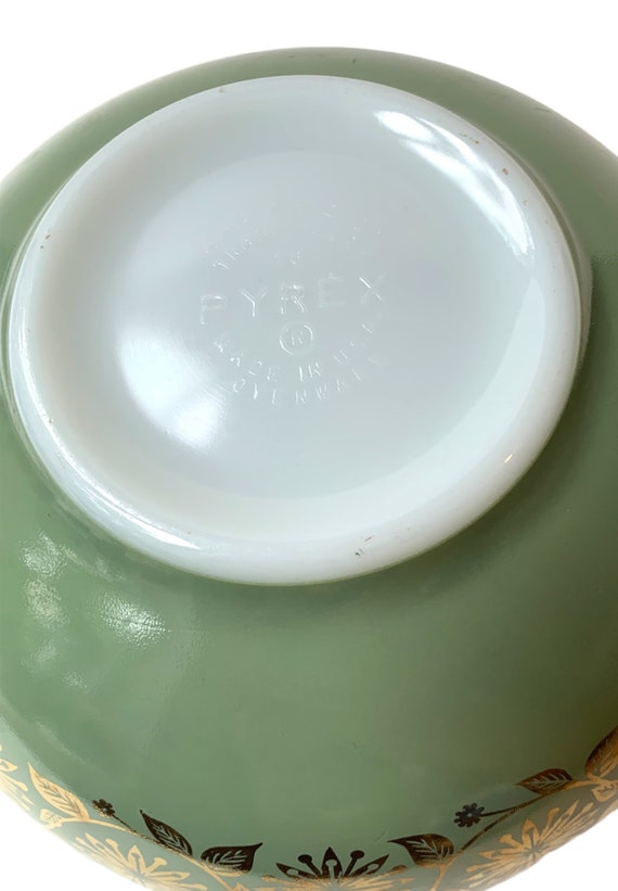 Vintage Pyrex Gold Medallion Sage Green Gold Leaf Vines 2.5 Quart Promotional Cinderella Bowl #443 Made In 1962-1963 Collectible Ovenware Vintage Pyrex Gold Medallion Sage Green Gold Leaf Vines 2.5 Quart Promotional Cinderella Bowl #443 Made In 1962-1963 Collectible Ovenware