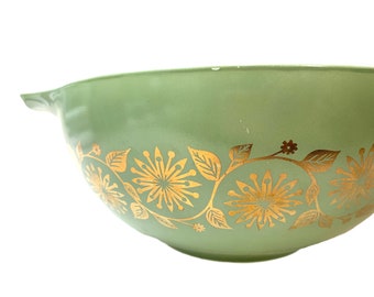 Vintage Pyrex Gold Medallion Sage Green Gold Leaf Vines 2.5 Quart Promotional Cinderella Bowl #443 Made In 1962-1963 Collectible Ovenware Vintage Pyrex Gold Medallion Sage Green Gold Leaf Vines 2.5 Quart Promotional Cinderella Bowl #443 Made In 1962-1963 Collectible Ovenware