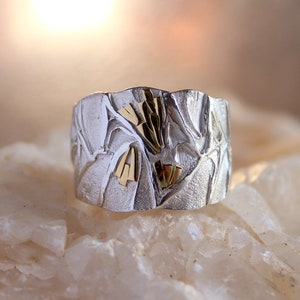 Ring T 61 &quot;Pétales II&quot; uniek exemplaar in puur zilver en 18 karaat goud, handgemaakt met de verloren wastechniek.