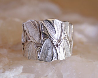 Ring T 58 „Pétales III“, Einzelstück aus reinem Silber, 999,9, massiv, im Wachsausschmelzverfahren hergestellt und mit einem Stichel graviert.