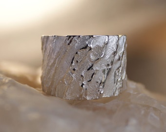 Esteles ring, a pure silver, unique piece in  made using the lost wax technique.