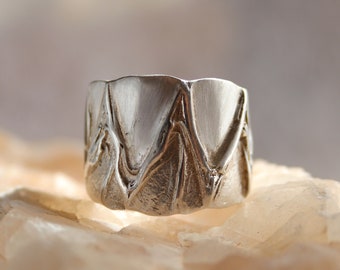 Ring "Pétales IX" unique piece in 999 pure silver made with the lost wax technique.