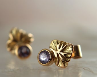 Boucles d'oreilles " graines de tourmaline violette" pièce unique en or 18k et des tourmalines violettes de 4,5 mm