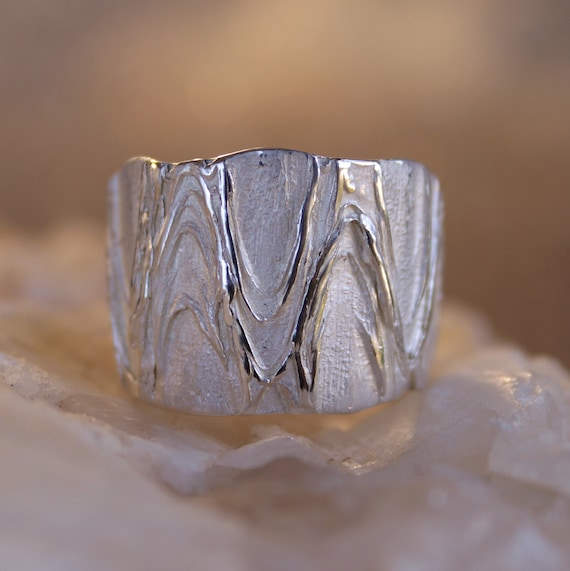 リング T 57「サンド」は、ロストワックス技法を使用して手作りされた