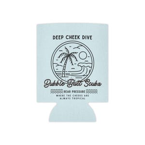 Pode incluir: Um porta-latas azul claro com o texto "DEEP CHEEK DIVE" acima de um gráfico circular de uma palmeira, ondas e sol. Abaixo está "Bubble Butt Scuba" e "REAR PRESSURE WHERE THE CHEEKS ARE ALWAYS TROPICAL".