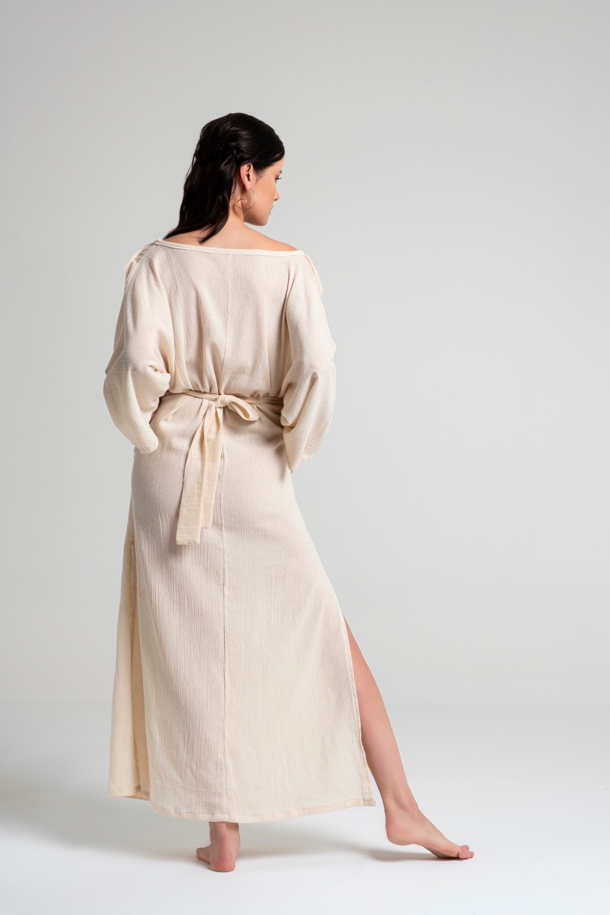 ボヘミアン風フリンジ付きロングスリーブマキシドレス（ベルト付き