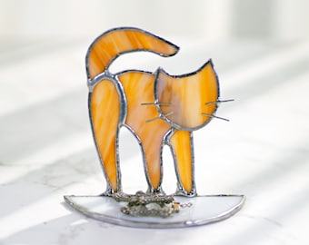Tabbykatt stående solfångare i målat glas kattprydnad kattfönster hängande kattringhållare svart, vit, grå, brun kattminnesgåva