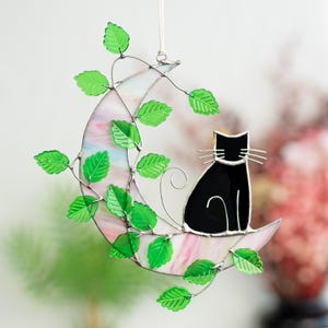 月の上の猫 ステンドグラス 植物 窓飾り サンキャッチャー 黒猫のオーナメント 猫好きへのギフト 室内装飾ギフト ハロウィン 黒猫ギフト
