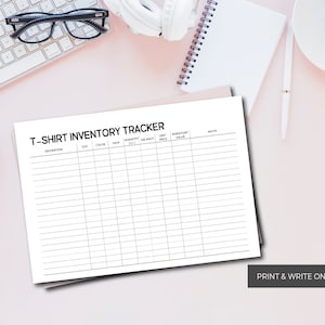 K&ouml;nnte beinhalten: Ein druckbarer T-Shirt-Bestands-Tracker mit Spalten f&uuml;r Beschreibung, Gr&ouml;&szlig;e, Farbe, Datum, Menge, Bestand, Einzelpreis, Bestandswert und Notizen. Der Text "Drucken und auf Papier schreiben" befindet sich am unteren Rand der Seite.