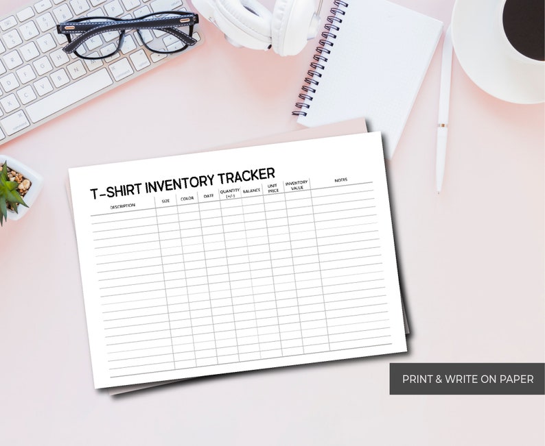 K&ouml;nnte beinhalten: Ein druckbarer T-Shirt-Bestands-Tracker mit Spalten f&uuml;r Beschreibung, Gr&ouml;&szlig;e, Farbe, Datum, Menge, Bestand, Einzelpreis, Bestandswert und Notizen. Der Text "Drucken und auf Papier schreiben" befindet sich am unteren Rand der Seite.